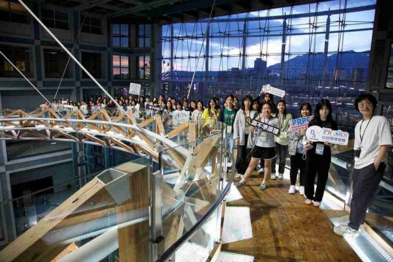 台灣物理學會、台灣科學教育館、物理研究推動中心共同舉辦「Q-Girls量子少女科學營」，共50名女高中生參與，營隊安排量子相關專題講座、實作體驗等活動。（科教館提供）
