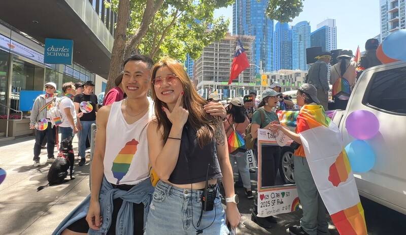 舊金山同志大遊行台灣隊總召呂馥伊（右）分享，今年以台灣海岸鵝卵石為靈感設計Logo，象徵「海外遊子心繫台灣」的情感。