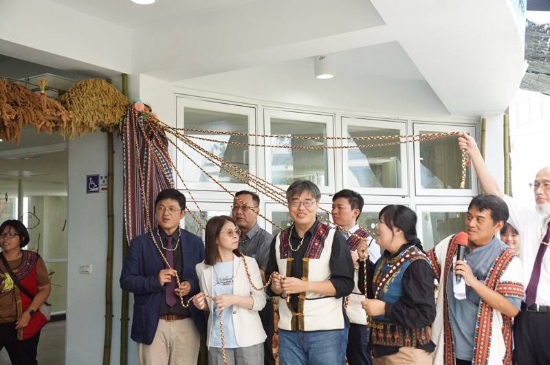 教育部林伯樵主秘、國教署許麗娟副署長、高雄市李懷仁副市長及立法委員伍麗華（前排左起）於揭牌儀式現場