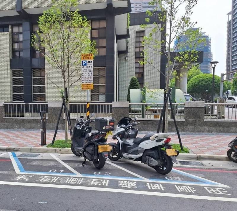 新北市交通局表示，8月1日起試辦大型重機停放板橋區及新店區路邊機車格，若停在收費處，比照大型重機專用格費率，採計次收費，每4小時30元。圖為新北市現有大型重機專用格，可供大型重機停放。（新北市交通局提供）