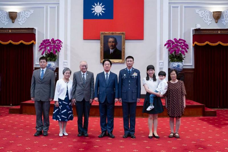 總統和出席人員合影