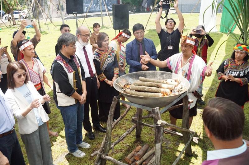 耆老引領出席人員放入火種，象徵傳承