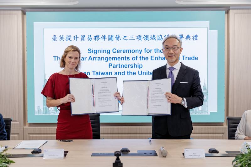 我國駐英國代表處姚金祥大使與英國在台辦事處包瓊郁（Ruth Bradley-Jones）代表，6月30日在臺北正式簽署提升貿易夥伴關係（Enhanced Trade Partnership, ETP）三項領域協議，分別為《臺英ETP數位貿易協議》、《臺英ETP能源與淨零排放協議》、《臺英ETP投資協議》。
