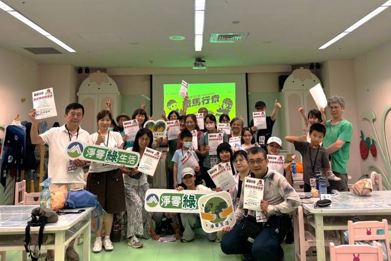 參與者開心領取「綠色騎行證書」，以實際行動響應淨零目標，落實永續綠生活