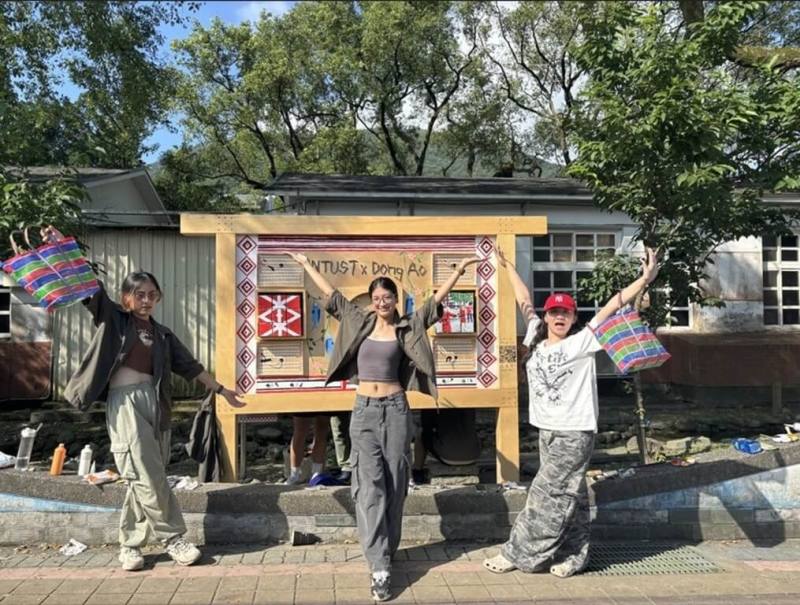 台灣科技大學行動工程師培育計畫團隊前進宜蘭東澳服務，利用所學製作富有互動性及教育性的資訊布告欄。（台科大提供）