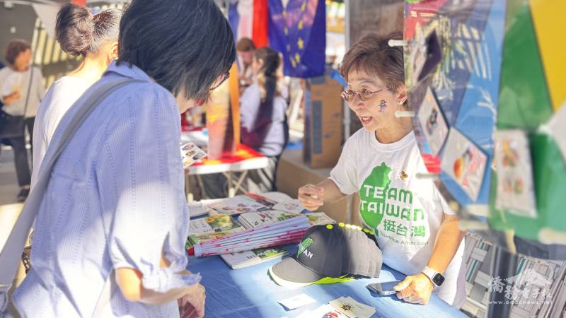 挺臺灣團隊志工與民眾熱烈交流