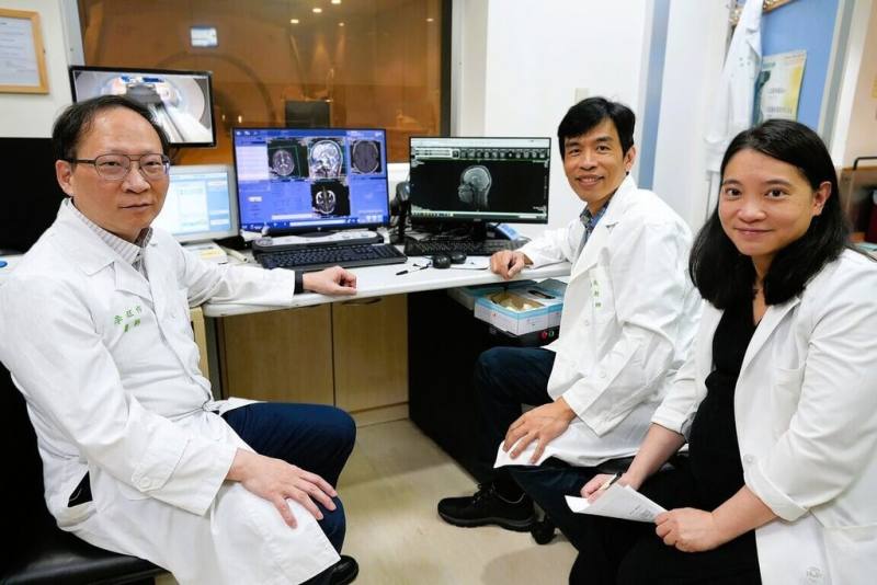 陽明交通大學教授蔡金吾（中）與台大兒童醫院院長李旺祚（左）的團隊合作，開發可預測罕病FOXG1症候群嚴重程度的檢測流程，有助於規劃後續介入治療策略。（陽明交大提供）
