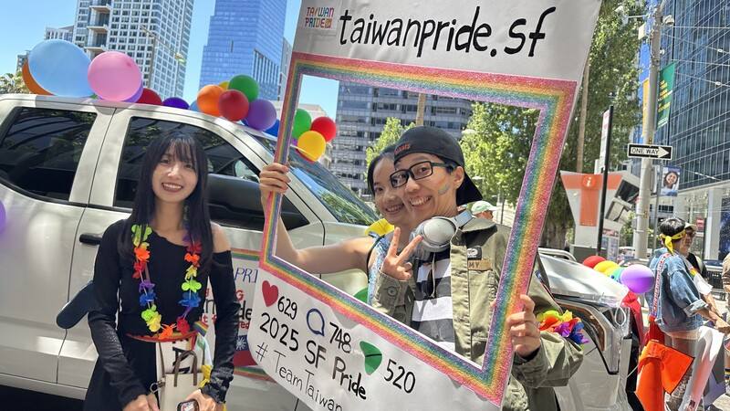 旅外台灣年輕人參與舊金山同志大遊行為平權發聲。