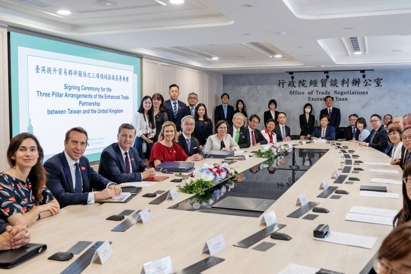 臺英雙方眾多人員出席見證