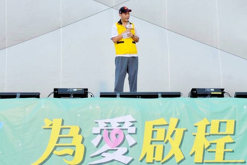 永瑞慈善事業基金會獎學金頒獎典禮29日在桃園陽光劇場舉辦，昇恆昌公司總經理江建廷（圖）致詞表示，獎學金頒發今年邁入第23年，累計已有近2400名國中小學子受惠，頒出逾新台幣650萬元