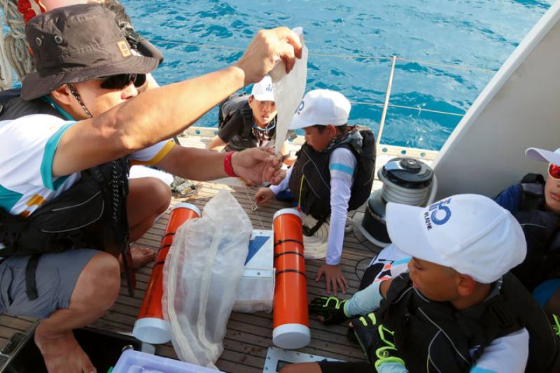 孩子們用拖網蒐集海洋廢棄物，近距離感知海洋。
