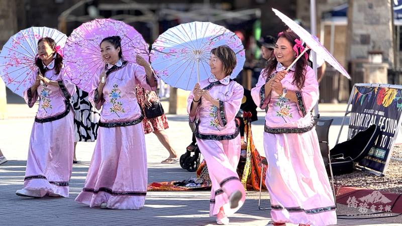 活潑逗趣的四季紅舞引起觀眾熱烈迴響