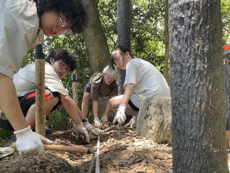 台灣科技大學行動工程師培育計畫團隊前進宜蘭東澳服務，蛇山步道組學員協力修復涼亭，供居民及往來遊客休憩。（台科大提供）