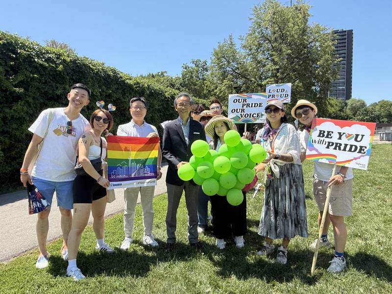 駐多倫多台北辦事處長梁毅鵬（左4）、駐多倫多台北文化中心主任藍柏青（左3）29日赴多倫多同志大遊行集合現場，為台灣隊加油。