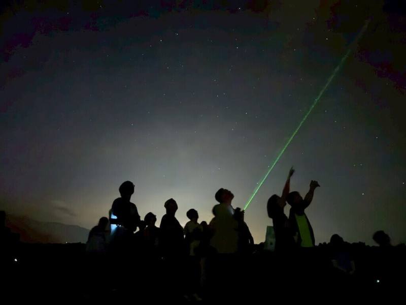 花蓮縣政府將於7、8月期間的每週末，在七星潭風景區與大農大富平地森林園區推出共48場免費星空導覽活動，邀請民眾在專業解說員帶領下，仰望浩瀚銀河、聆聽星座神話，深入探索宇宙奧祕。（花蓮縣政府提供）