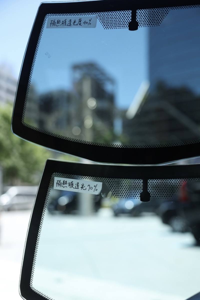 交通部公路局30日在台北舉行記者會，公布汽車車窗及擋風玻璃黏貼隔熱紙使用指引，建議車輛前擋黏貼可見光透過率70%以上（下），前側窗40%以上的隔熱紙（上）。