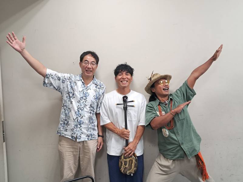 與南城市著名三線演奏家稲福剛治先生(中)交流，稻福先生並現場示範演奏琉球傳統民謠「月ぬ美しゃ」