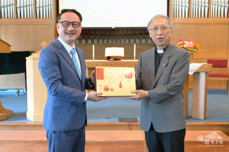 阮昭雄 (左) 致贈禮物由陳耀生 (右) 代表接受