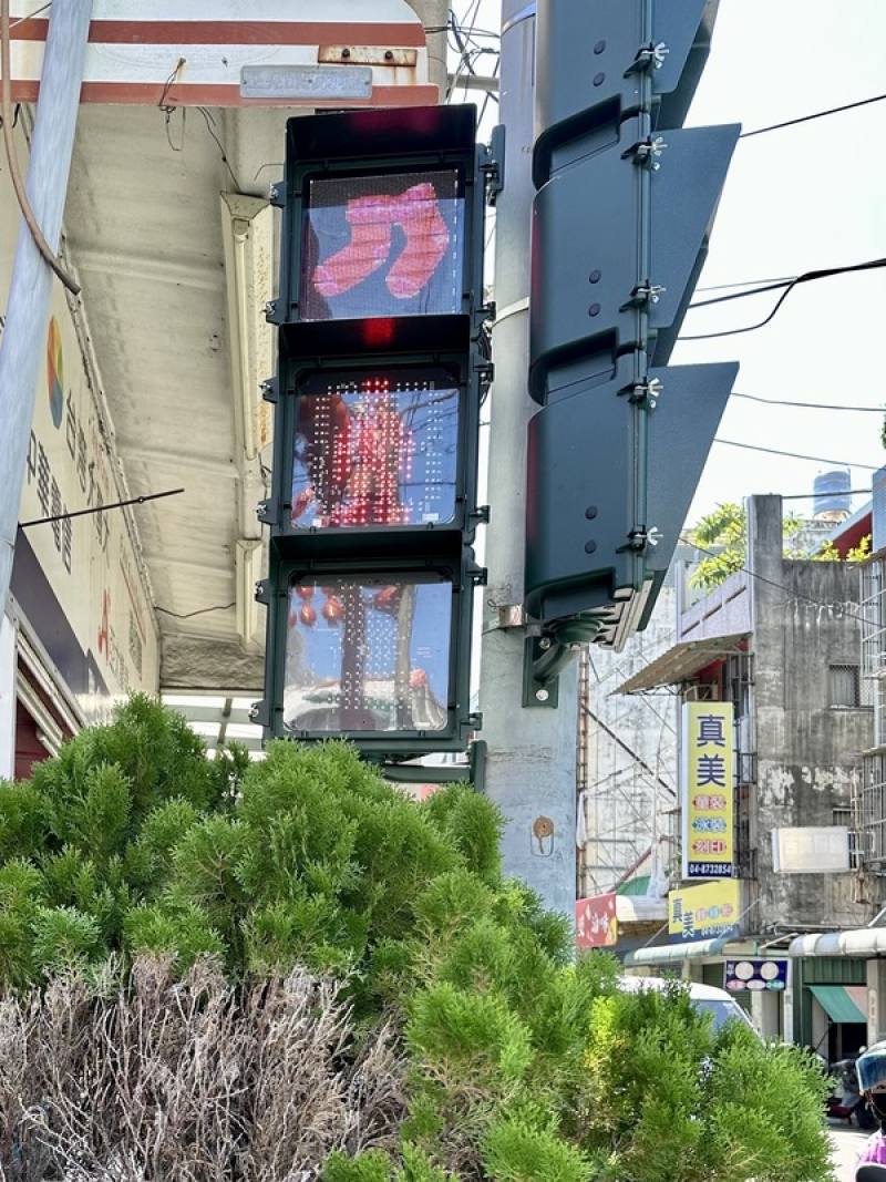 首頁 / 地方
彰化社頭打造人本友善交通 號誌融入襪子在地元素
2025/6/30 12:49（6/30 13:16 更新）
彰化縣社頭鄉公所在員集路2段與清水岩路口等易肇事路口將行人號誌加入襪子等在地元素，希望有效提升行人號誌辨識度。