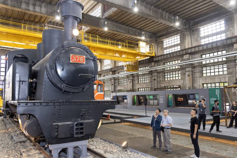 糖鐵376號蒸汽機車、甘蔗車及巡道車是由收藏家戴勝堂捐贈，376號是鐵博入藏的第一輛蒸汽機車，由臺灣機械公司製造，經修復後將在鐵道博物館柴電工場常設性展出。