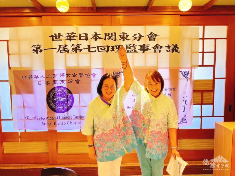 新任會長黃碧霞 (左) 與滿任會長鄭玉蘭 (右)