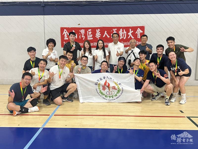 男子組冠亞軍隊伍與貴賓合影