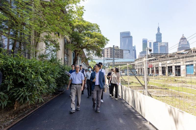 貫穿國家鐵道博物館園區長達335公尺的南北通道，將併隨第一階段開館開放行人通行，讓民眾可以貼近觀賞園區的古蹟建築群。