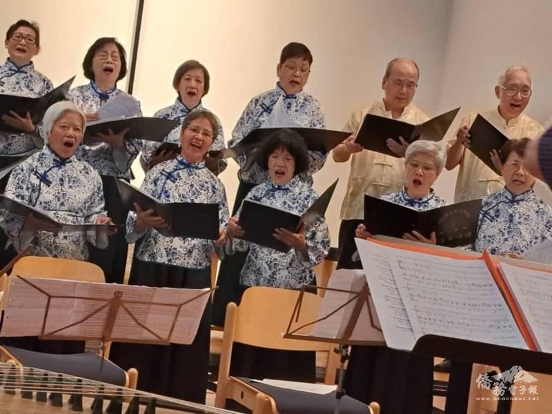 合唱團成員多為銀髮樂齡長輩，歌聲依然鏗鏘有力、中氣十足