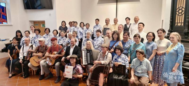 維也納臺灣合唱團「25周年音樂會」在指揮吳睿然老師（最前排一位）及團長周月香（第二排右二）的帶領下，圓滿落幕，團員與所有協演人員合照留念