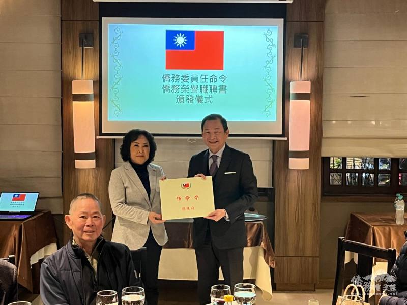 駐巴拉圭大使韓志正(右)轉頒僑務委員任命令予古美桂僑務委員(左)