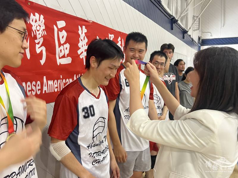 金山灣區文教中心主任莊雅淑頒發獎牌給優勝選手