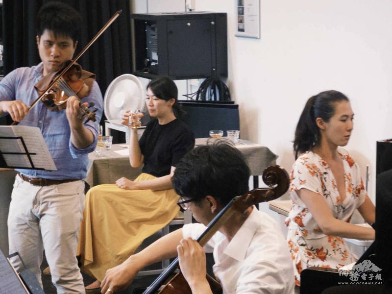 (由左至右)為兩房藝聽基金會會長劉知昂、侍茶師李如珽、兩房藝聽基金會共同創辦人林聖宭及賴宜澧