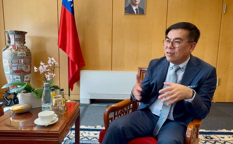 環境部長彭啓明在柏林接受中央社專訪表示，近年台灣與德國在碳定價、碳權交易的討論與互訪交流頻繁，他個人也會開直播，透過社群讓大眾了解碳總量管制與排放交易（ETS）的重要性。