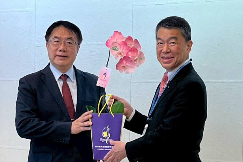 台南市長黃偉哲（左）出訪日本，30日拜會宮城縣知事村井嘉浩（右），並贈送噴有宮城縣徽的蘭花。（台南市政府提供）