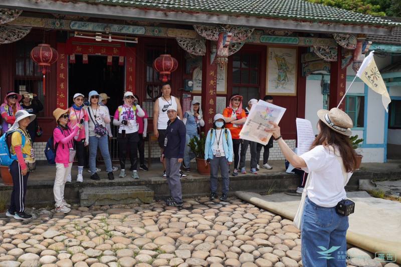 參與者於惇敘堂聆聽導覽，體驗客庄人文與歷史風采