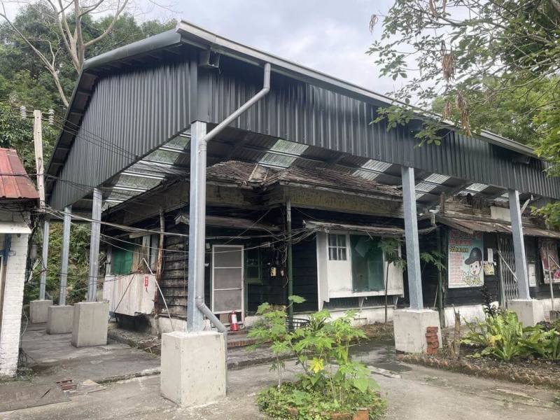 新竹縣政府30日表示，歷史建築內灣派出所過去因大雨屋頂坍塌，文化局爭取客委會修復工程施作案獲補助，陸續工程案招標，盼重現建築歷史風貌。（新竹縣政府提供）