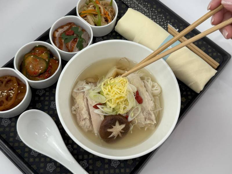 中華航空30日表示，第3季新菜單全面更新，這次與知名品牌許氏花旗參合作，推出洛杉磯、安大略豪華商務艙返台的特色養身聯名餐點和甜點，其中主餐人參雞湯麵採用嚴選的花旗參片，雞湯甘醇味美。（華航提供）