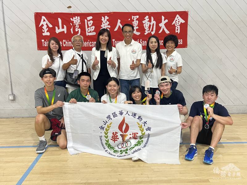 優勝隊伍與貴賓合影