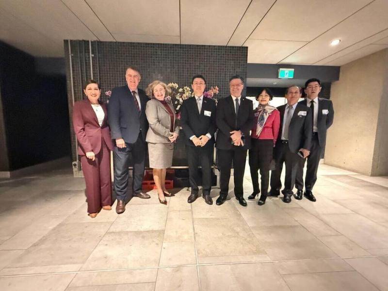 駐布里斯本辦事處長范厚祿（左4）與昆士蘭州議會友台小組25日共同舉辦2025年年度活動，昆州政要肯定台灣民主。（駐布里斯本辦事處提供）