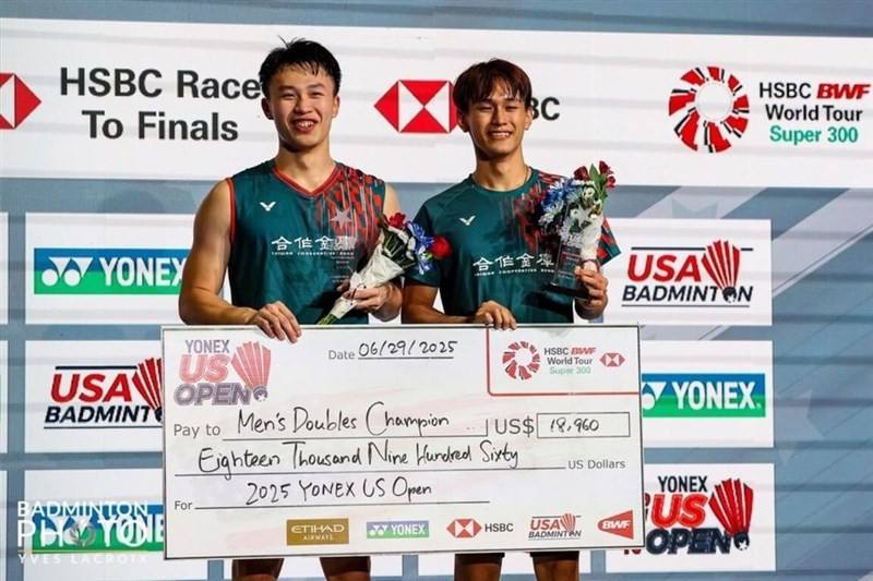 Taiwanese shuttlers Lai Po-yu (left) and Tsai Fu-cheng (right) win the men's doubles title at the Yonex US Open 2025 on Sunday. Photo courtesy of Hu Chung-shien