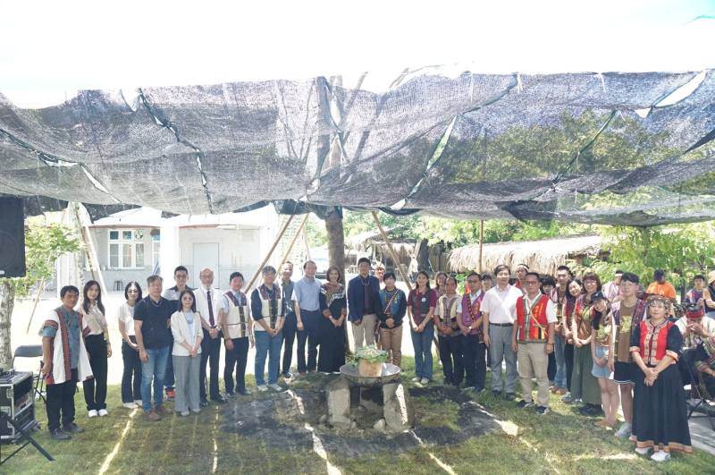 教育部林伯樵主秘、伍麗華委員、邱議瑩委員及與會嘉賓大合照