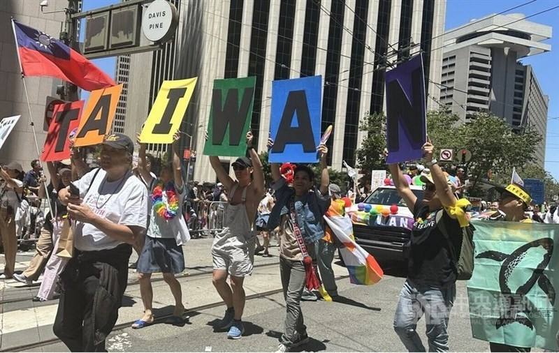 Participants hold colorful letters spelling “Taiwan” during the San Francisco Pride parade on Sunday. CNA photo June 29, 2025