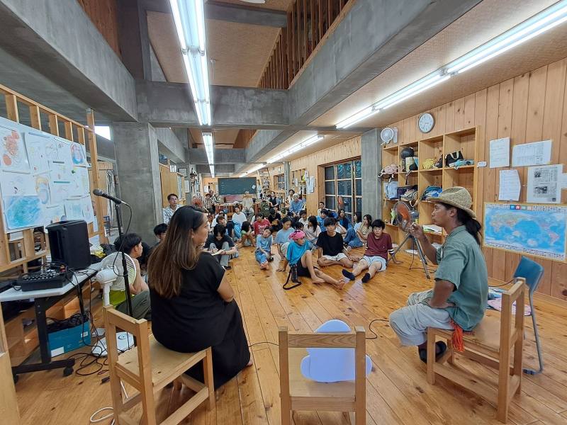 參訪南城市珊瑚舍學校，由巴賴分享排灣族童謠及自己的創作經驗，珊瑚舍學生也分享了集體創作的自創曲「花綵」