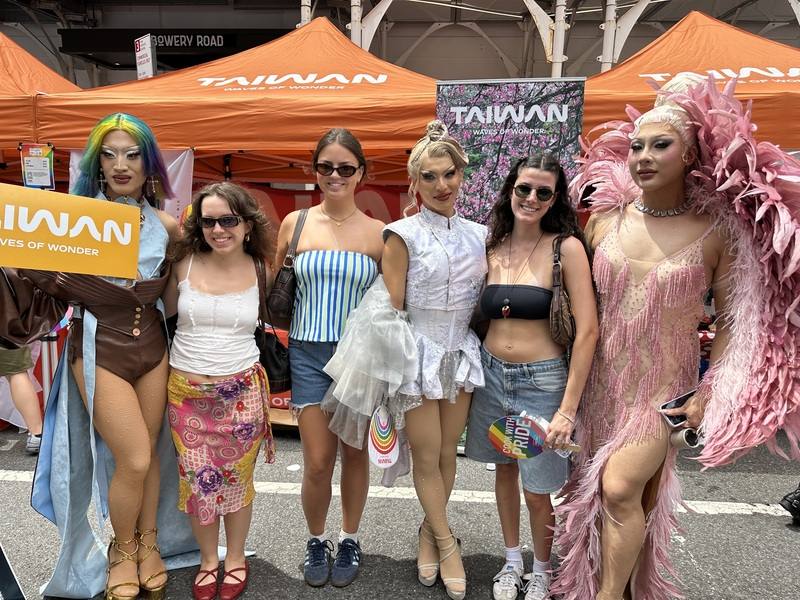 來自台灣的變裝皇后跩姬寶貝（左1）、漢娜（右3）、薔薇（右1）在紐約同志遊行活動市集，與民眾合影。