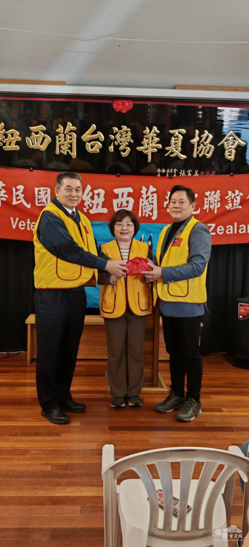 滿任會長余勇才（左）將印信交接予新任會長郭力銘（右）