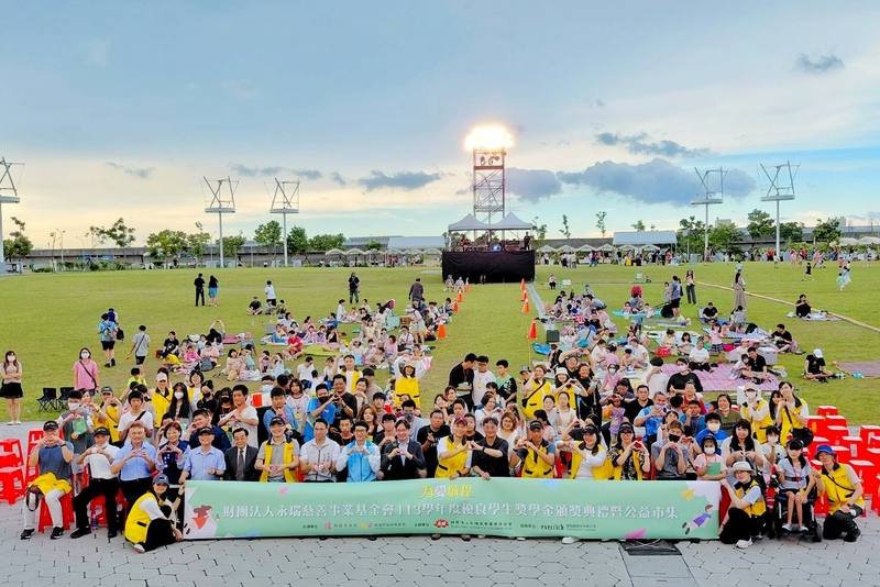 永瑞慈善事業基金會獎學金頒獎典禮29日在桃園陽光劇場登場，今年分別有70名國中生及80名國小生獲獎，可各自獲得新台幣3500元及2000元獎學金