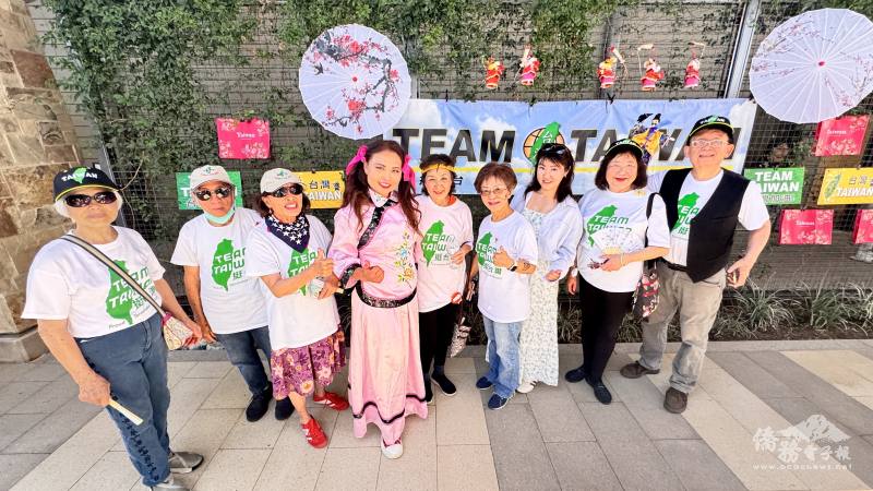 橙縣文教中心主任蕭蓓如（右三）與挺臺灣團隊志工