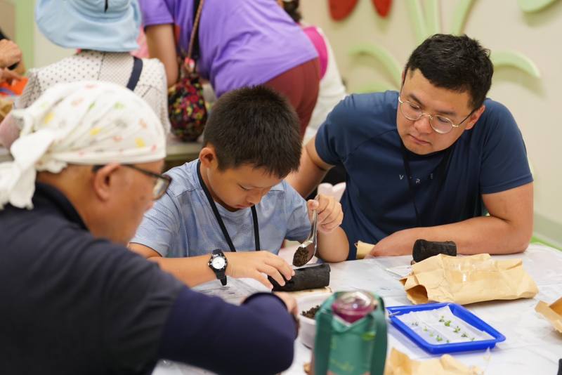 親子共同體驗碳盆栽手作，感受環教樂趣與綠生活理念