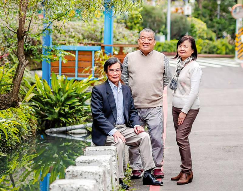 The Taipei City Dayuan Water Culture Renaissance Association is dedicated to preserving and reviving water culture. The photo shows, from left to right, chairman Liang Yin-min, executive secretary Chiu Ching-wen, and director Kuo Li-shueh.​​
