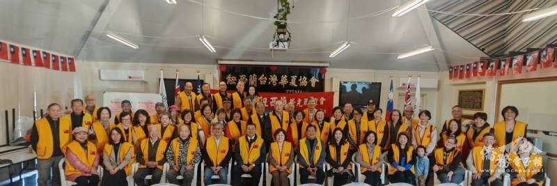 現場嘉賓與紐西蘭榮光會成員大合照，交接典禮圓滿成功